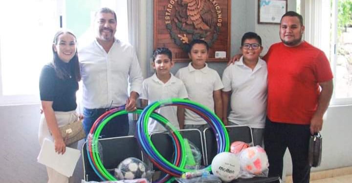 Alcalde del municipio de Juárez entrega material deportivo a escuelas primarias