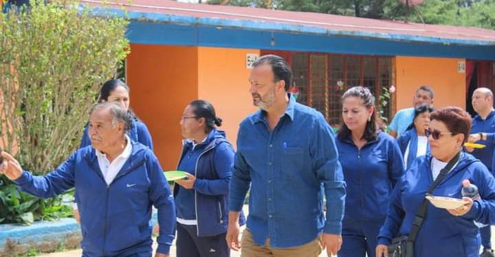 En Pátzcuaro el alcalde Julio Arreola visitó la Primaria Francisco J. Mújica Velázquez
