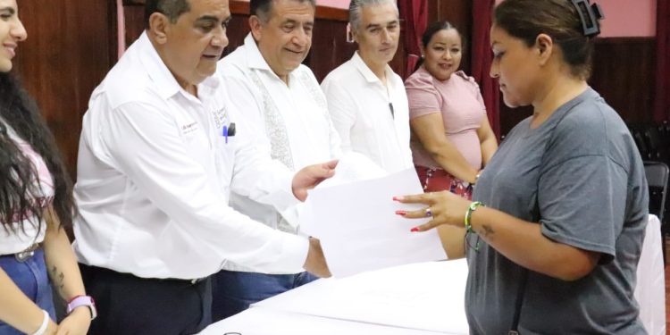 Apatzingán entregan recursos a familias de zona rural