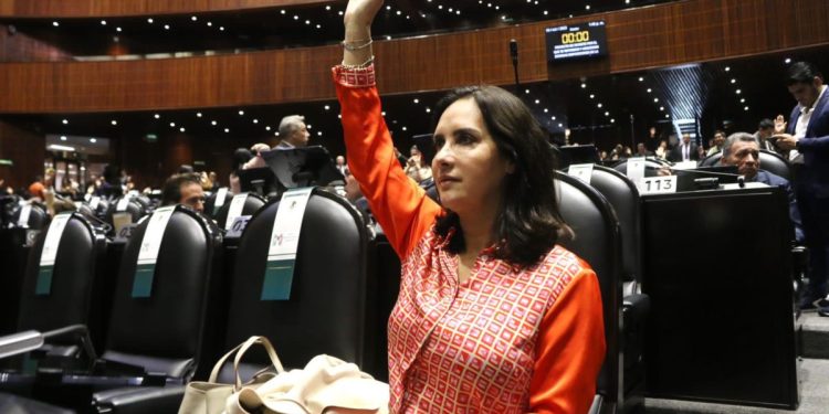 Diputada Macarena Chávez vota a favor de reforzar la educación en pueblos indígenas y afromexicanos.