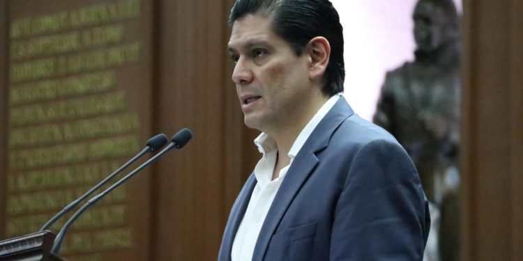 Presenta Ernesto Núñez iniciativa para penalizar cohabitación forzada