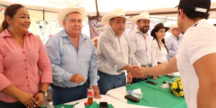 Inauguran con la exhibición de 76 ejemplares la Exposición Ganadera.