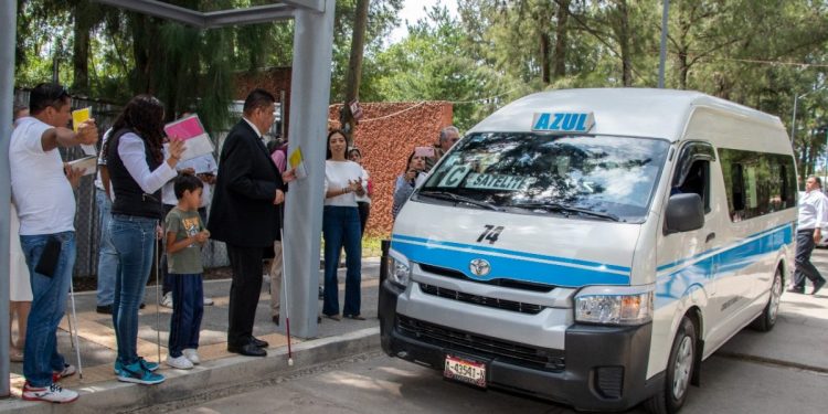 Arrancan DIF y Cocotra programa para que personas ciegas usen transporte público