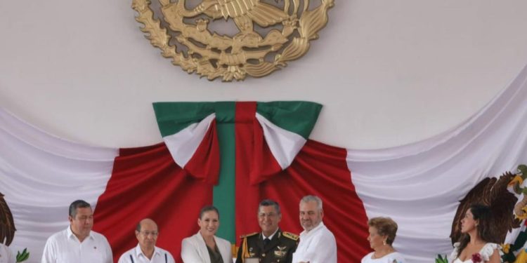 Asiste Bedolla a sesión del Congreso por entrega de presea Constitución de 1814, al Colegio Militar