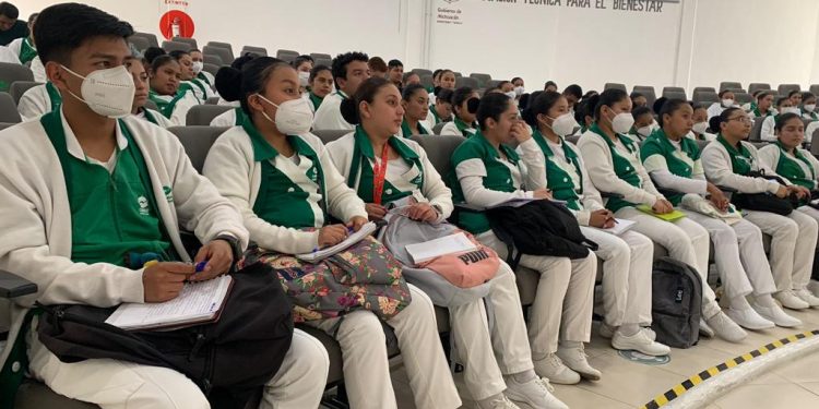 Estudiantes de Enfermería del Conalep reciben inducción a prácticas clínicas