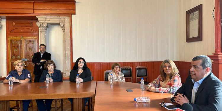 Recibe Elías Ibarra a 5 michoacanas repatriadas desde Medio Oriente