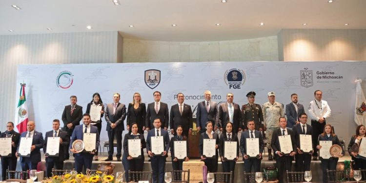 Reconoce FGE a agentes de Ministerio Público de más alto desempeño