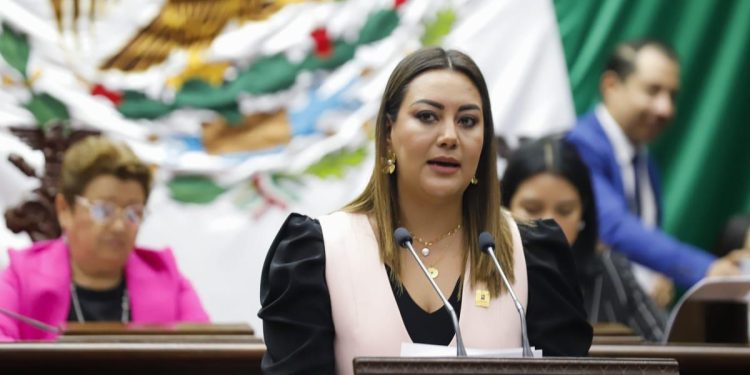 Necesario reforzar la formación en las ciencias de la ética, la filosofía y los valores: Mónica Valdez