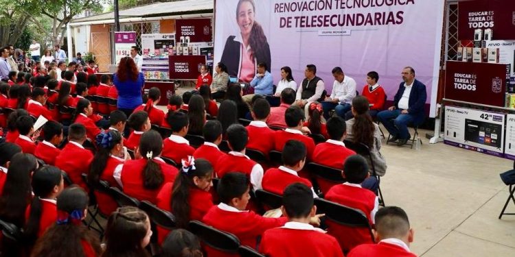 En tiempo récord, SEE avanza con renovación tecnológica de telesecundarias