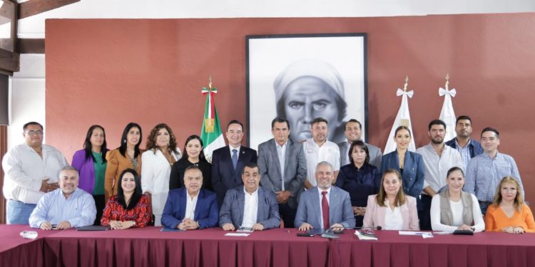 «Hagamos equipo en el tema presupuestal»: Bedolla a alcaldes