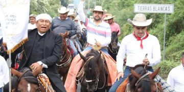 Participa Octavio Ocampo en Cabalgata a Morelos