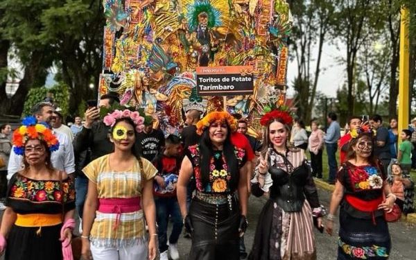 Más de 18 mil personas le dan vida al Festival de Cempasúchil en Uruapan