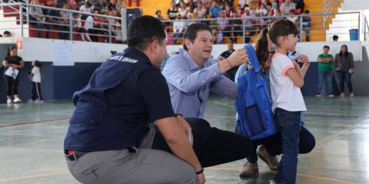 Alfonso Martínez entrega útiles, mochilas y tenis escolares a 2 mil niñas y niños de Morelia