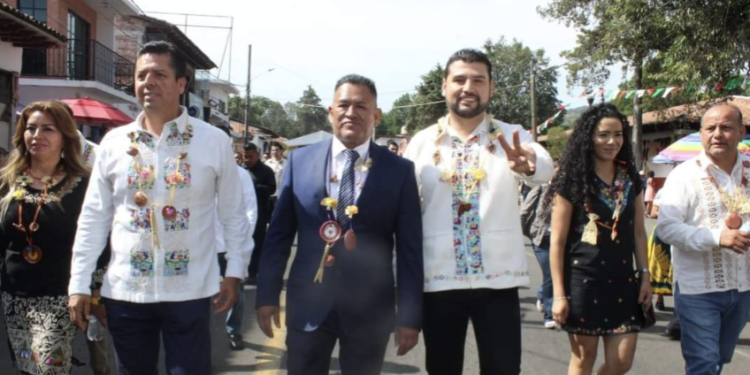 Participa Octavio Ocampo en festejo del 93 aniversario de Tzintzuntzan