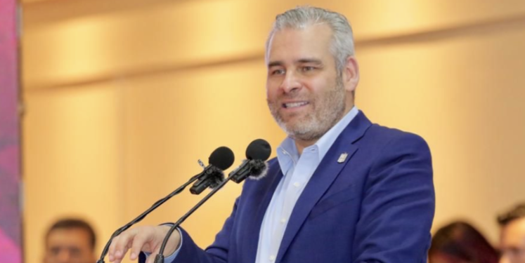 Gobierno estatal recibe en CDMX a ocho michoacanos repatriados de Israel