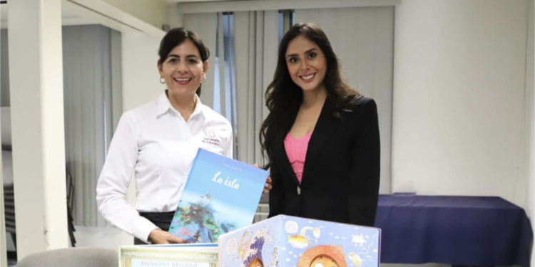 Reconoce SEE a maestra que viraliza contenido educativo