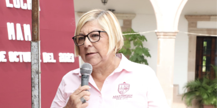 Con marcha exhortan a mujeres a previr el cáncer de mamá.