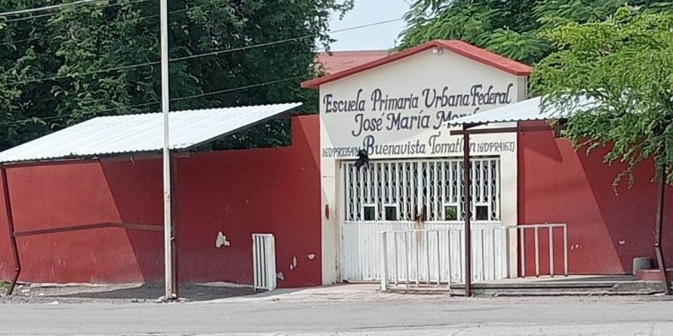 Padres de familia de la Esc. Prim. José María Morelos de Buenavista demandan intervención de la SEE por irregularidades en suspención de la directora del turno matutino