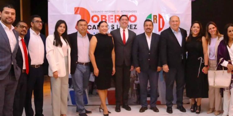 Roberto Carlos López García arropado por lideragos en su 2do. informe legislativo