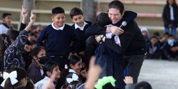 Llama Alfonso Martínez a estudiantes de primaria a nunca perder la curiosidad