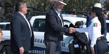 Refrenda Bedolla compromiso con la seguridad; entrega 116 patrullas