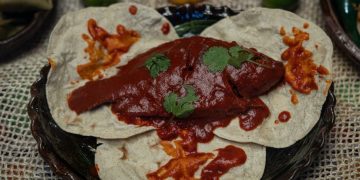 Cocineras tradicionales encienden los fogones