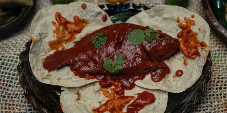 Cocineras tradicionales encienden los fogones