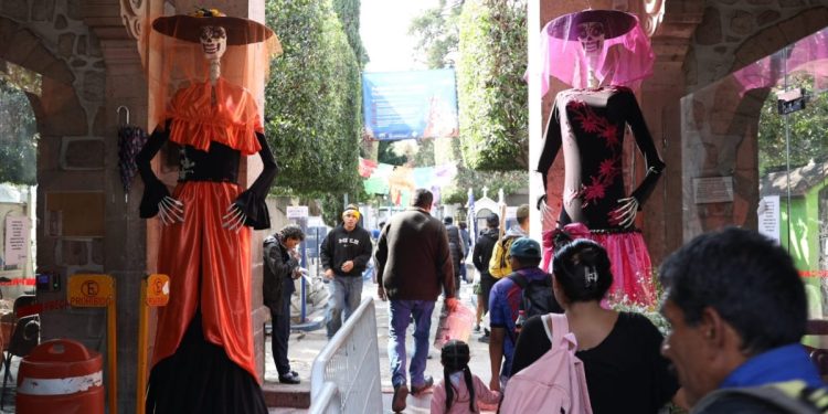 Visitantes elogian organización en Panteón Municipal por Día de Muertos