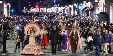 Desfile de Catrinas y Catrines reúne a decenas de miles de personas en el corazón de Morelia
