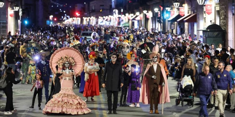 Desfile de Catrinas y Catrines reúne a decenas de miles de personas en el corazón de Morelia