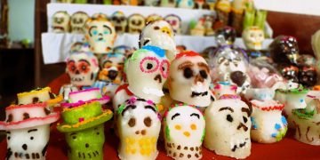 Sin calaveritas no hay altares; más de 20 años de tradición en Pátzcuaro