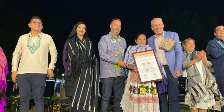 Artesana de Angahuan gana premio especial en concurso estatal
