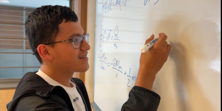 Estudiante de Cherán compite en Olimpiada de Física en Honduras