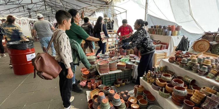 Venta de artesanías en Pátzcuaro por Noche de Muertos dejó 4.9 mdp: IAM