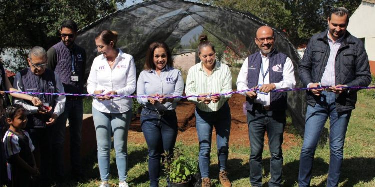 Agradecen habitantes de Santiago Undameo a Alfonso Martínez por creación de Huerto Comunitario