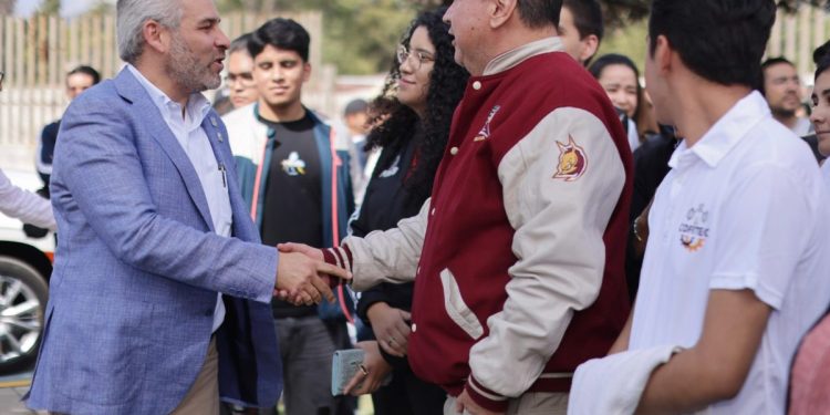 Entrega Bedolla autobús al ITM; destaca inversión educativa para el futuro