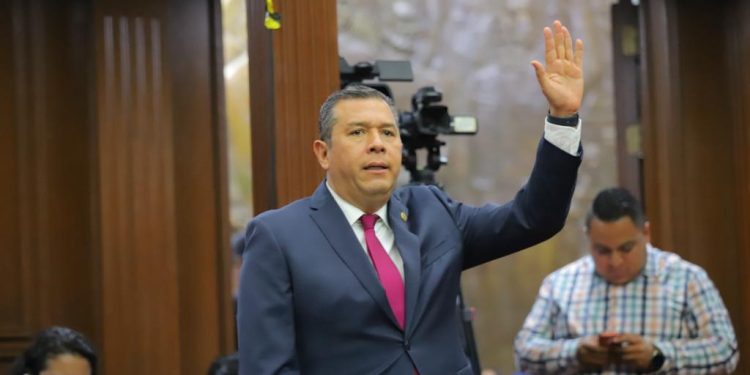 Juan Carlos Barragán vota a favor de otorgar descuentos en licencias de conducir