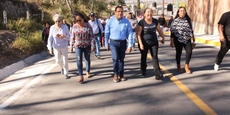 Entrega Bladimir González rehabilitación de calle en Uruétaro, Tarímbaro