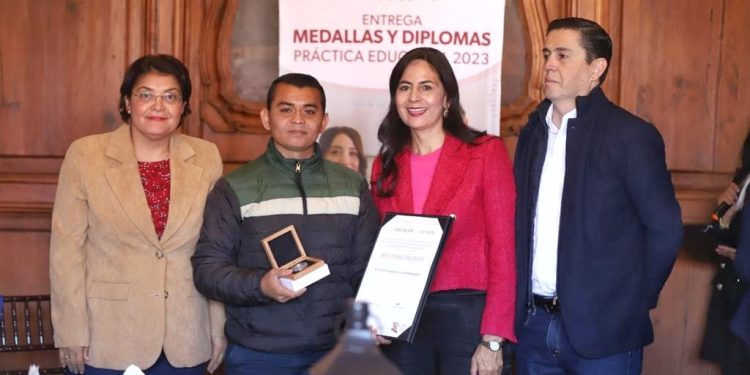Maestros michoacanos premiados por práctica educativa, gran ejemplo: SEE