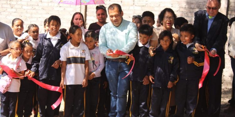 Apuesta Bladimir González por la dignificación de escuelas y comunidades