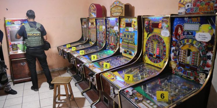 Concluye FGE diligencias y asegura 53 máquinas tragamonedas más