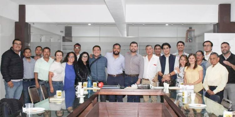 Octavio Ocampo se reúne con diirgencias municipales de Uruapan y Tangamandapio