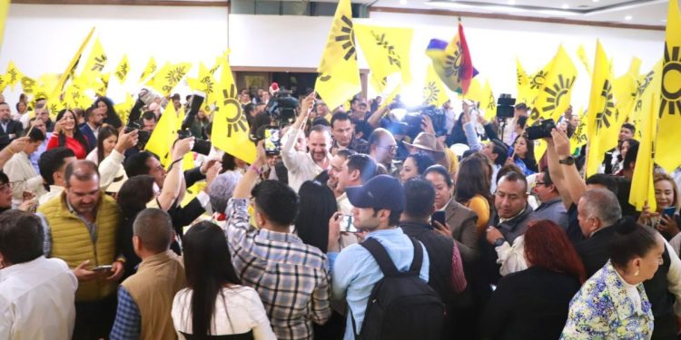 PRD entrega constancia a Xóchitl Gálvez como precandidata a la Presidencia de la República