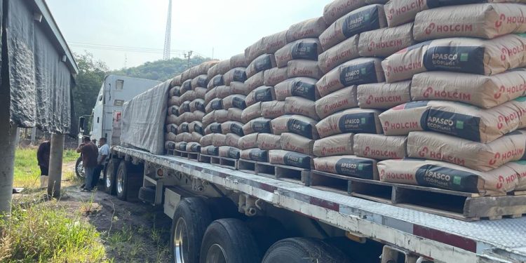 Entregan cemento para rehabilitar canales de riego en Apatzingán