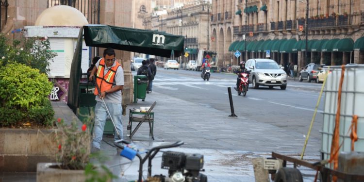Gobierno de Morelia realiza acciones de limpieza en Plaza Melchor Ocampo