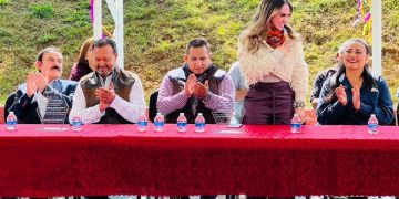 Inaugura Samanta Flores barda perimetral de escuela primaria  en San Pedro Pareo