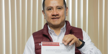 Torres Piña formaliza registro por candidatura al Senado