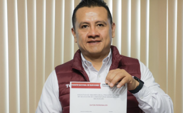 Torres Piña formaliza registro por candidatura al Senado