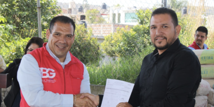 Entrega Bladimir González material de construcción a 6 escuelas de Tarímbaro