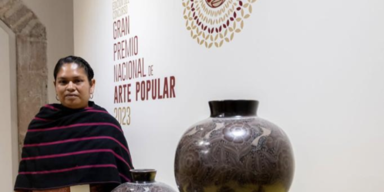 Laura pone en alto a Michoacán con su talento en alfarería; gana máximo premio nacional